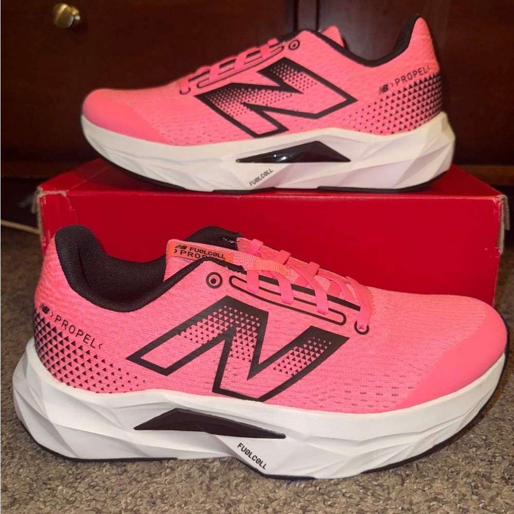 New Balance junior big kids  Running Shoes size 7